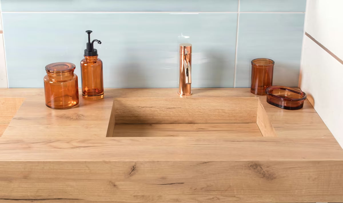 Smeđa kozarec SAT Magic kao samostoječi kupaonski dodatak jednostavnog elegantnog dizajna.