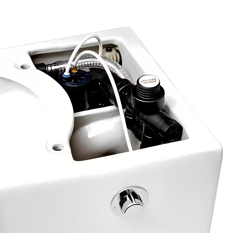 Stoječa WC Školjka SAT optimflush u bijeloj boji s vodokotlićem i zidnom tipkom za ispiranje.