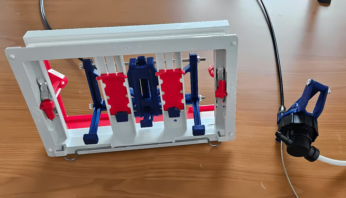 Stoječa WC Školjka SAT optimflush u bijeloj boji s vodokotlićem i zidnom tipkom za ispiranje.