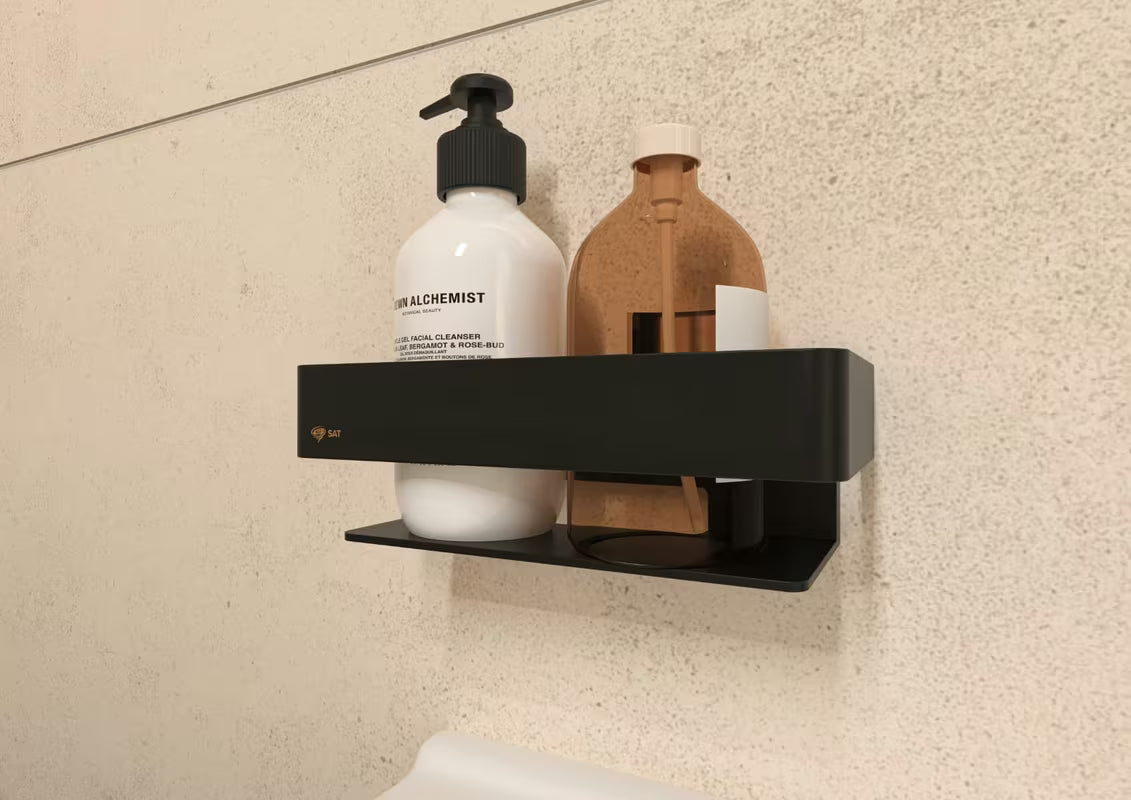 Stenska kupaonski polica SAT od masivnog mesinga u crnoj mat boji