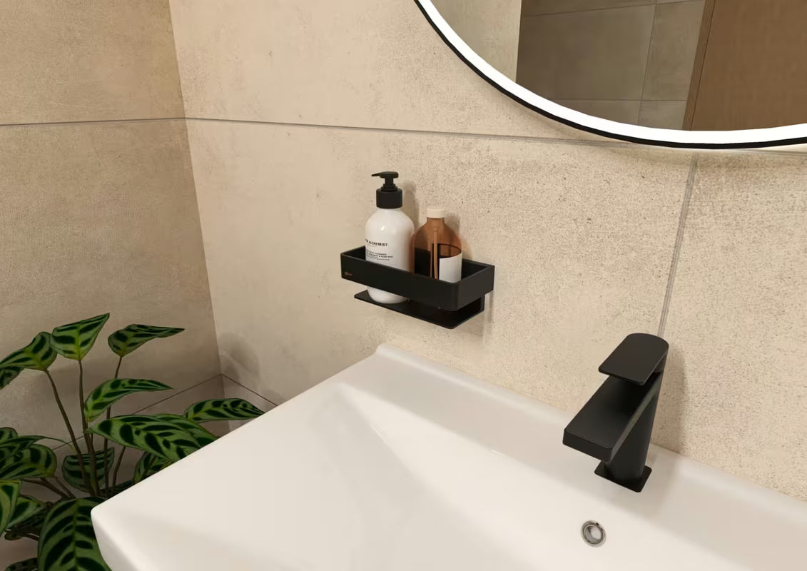 Stenska kupaonski polica SAT od masivnog mesinga u crnoj mat boji