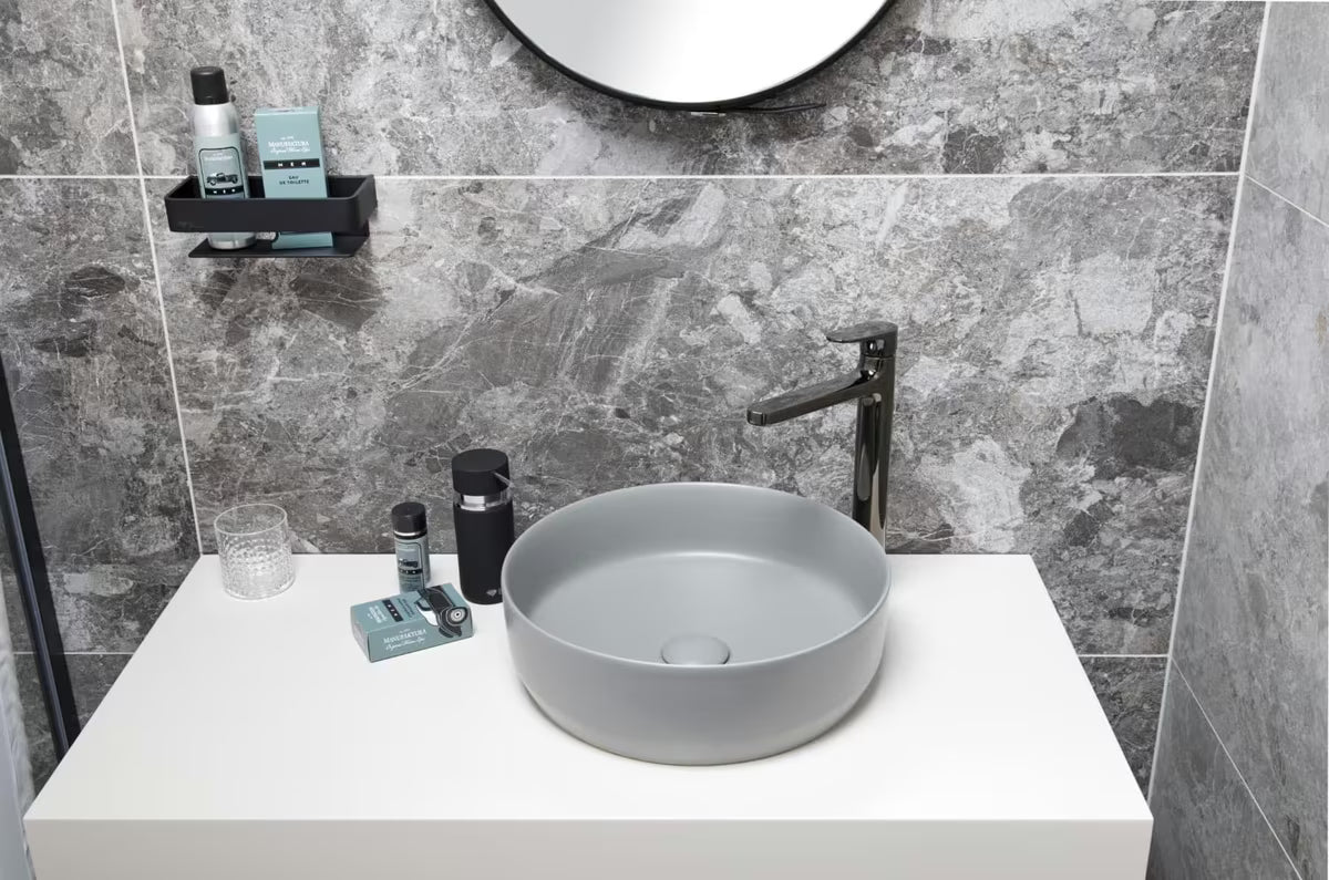 Stenska kupaonski polica SAT od masivnog mesinga u crnoj mat boji