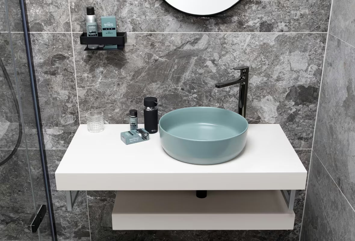 Stenska kupaonski polica SAT od masivnog mesinga u crnoj mat boji