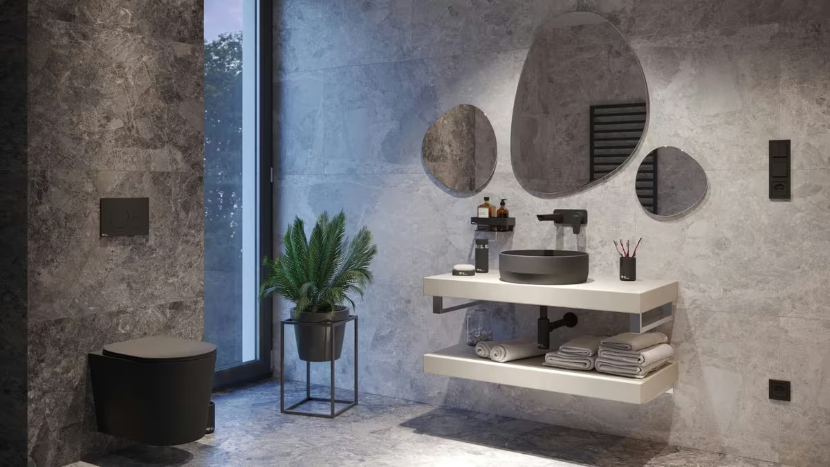 Masivna mesingana stenska polica SAT u mat crnoj izvedbi za tuši i kupaonicu.