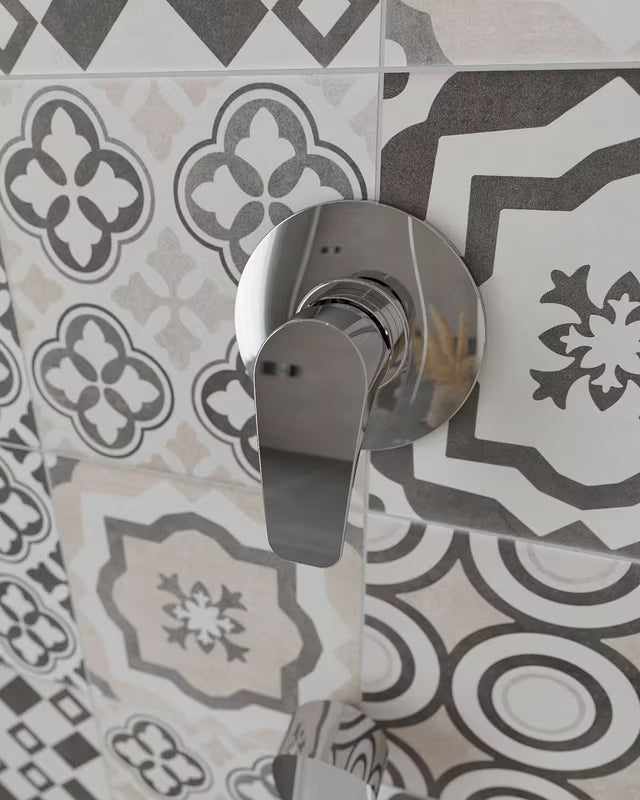 Podometna enoročna armatura za tuš SAT Project u sjajnoj krom izvedbi.