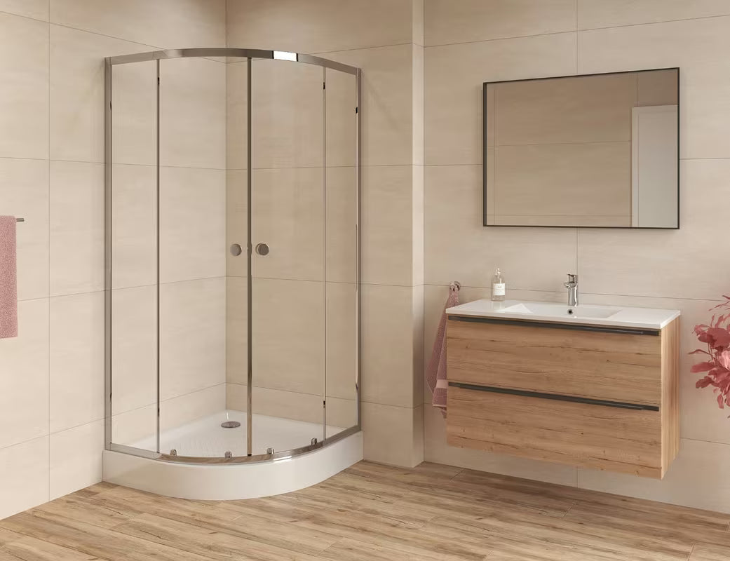 Polkrožna tuš kabina SAT Project 80x80 cm s kliznim vratima, prozirnim staklom i profilima u sjajnom kromu.