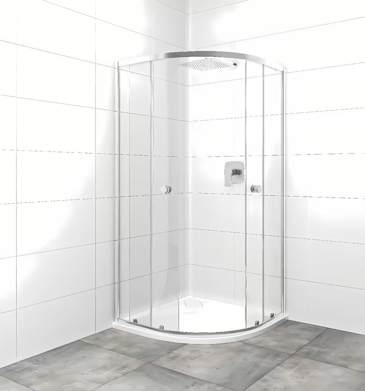 Polkrožna tuš kabina SAT Project 80x80 cm s kliznim vratima, prozirnim staklom i profilima u sjajnom kromu.