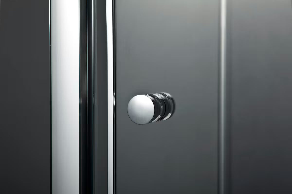 Polkrožna tuš kabina SAT Project 80x80 cm s kliznim vratima, prozirnim staklom i profilima u sjajnom kromu.