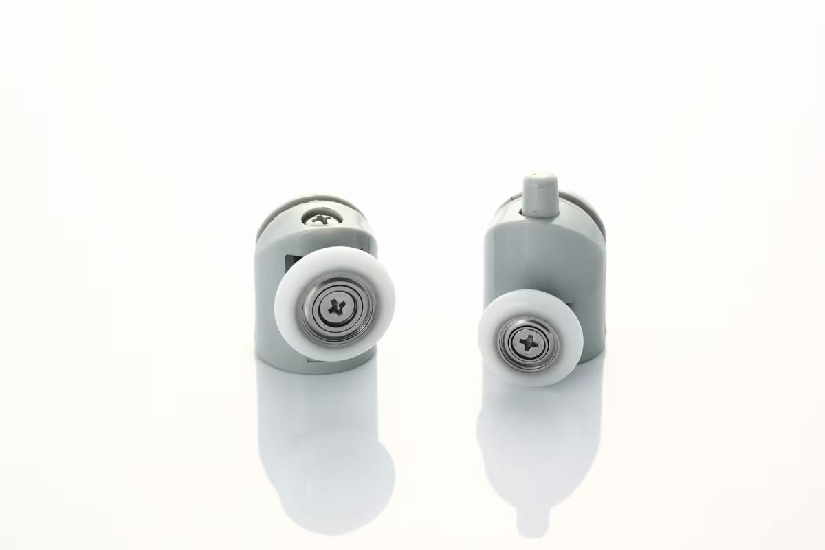 Polkrožna tuš kabina SAT Project 80x80 cm s kliznim vratima, prozirnim staklom i profilima u sjajnom kromu.