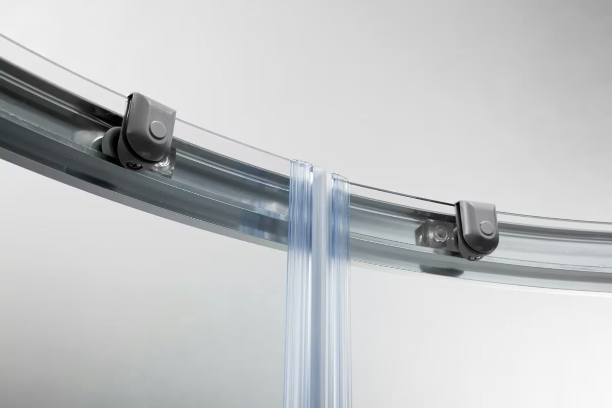 Polkrožna tuš kabina SAT Project 80x80 cm s kliznim vratima, prozirnim staklom i profilima u sjajnom kromu.