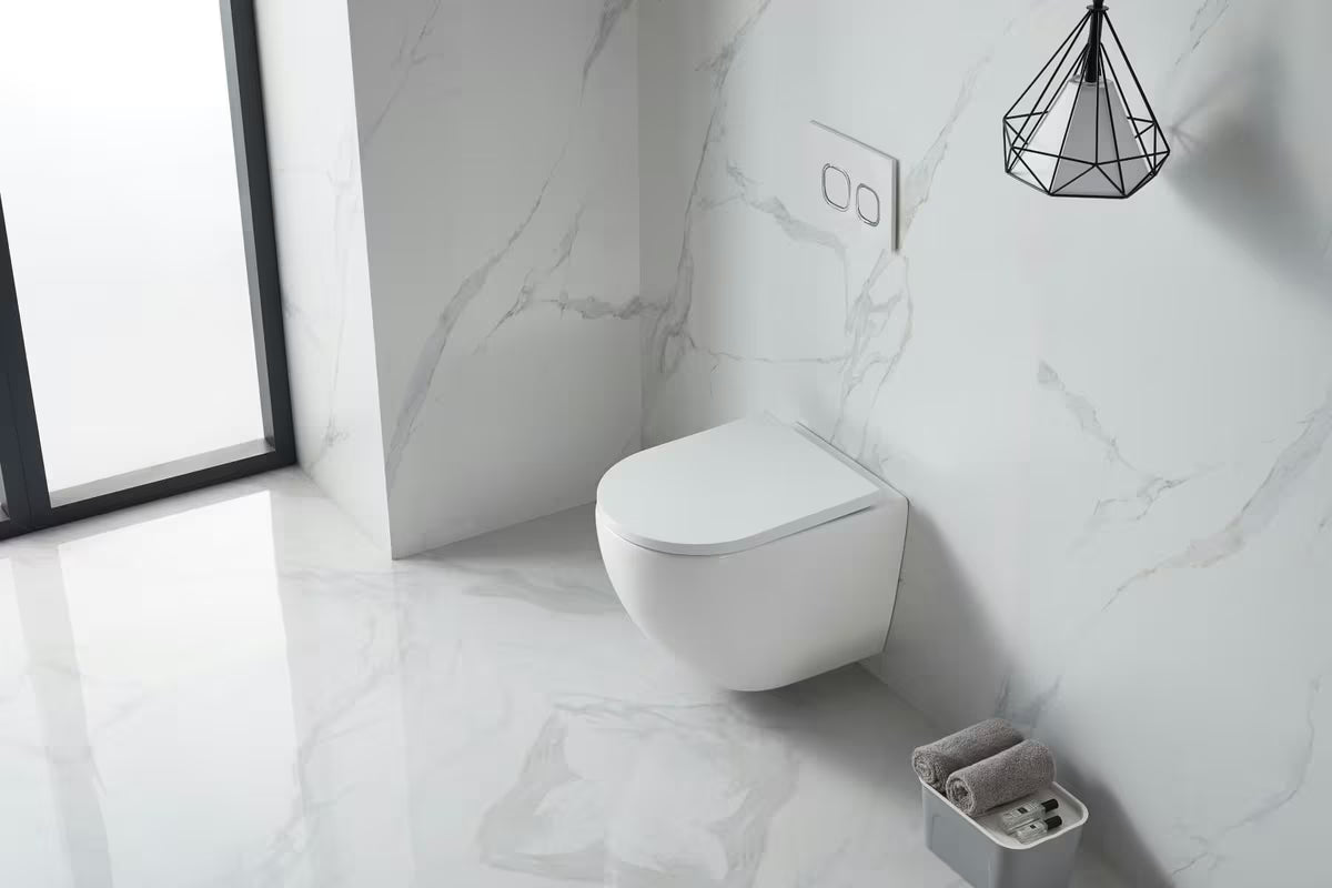 Bel viseča WC školjka SAT z izvedbo Rimless brez splakovalnega kroga in sedežem s mehko Zapiranje Soft Close