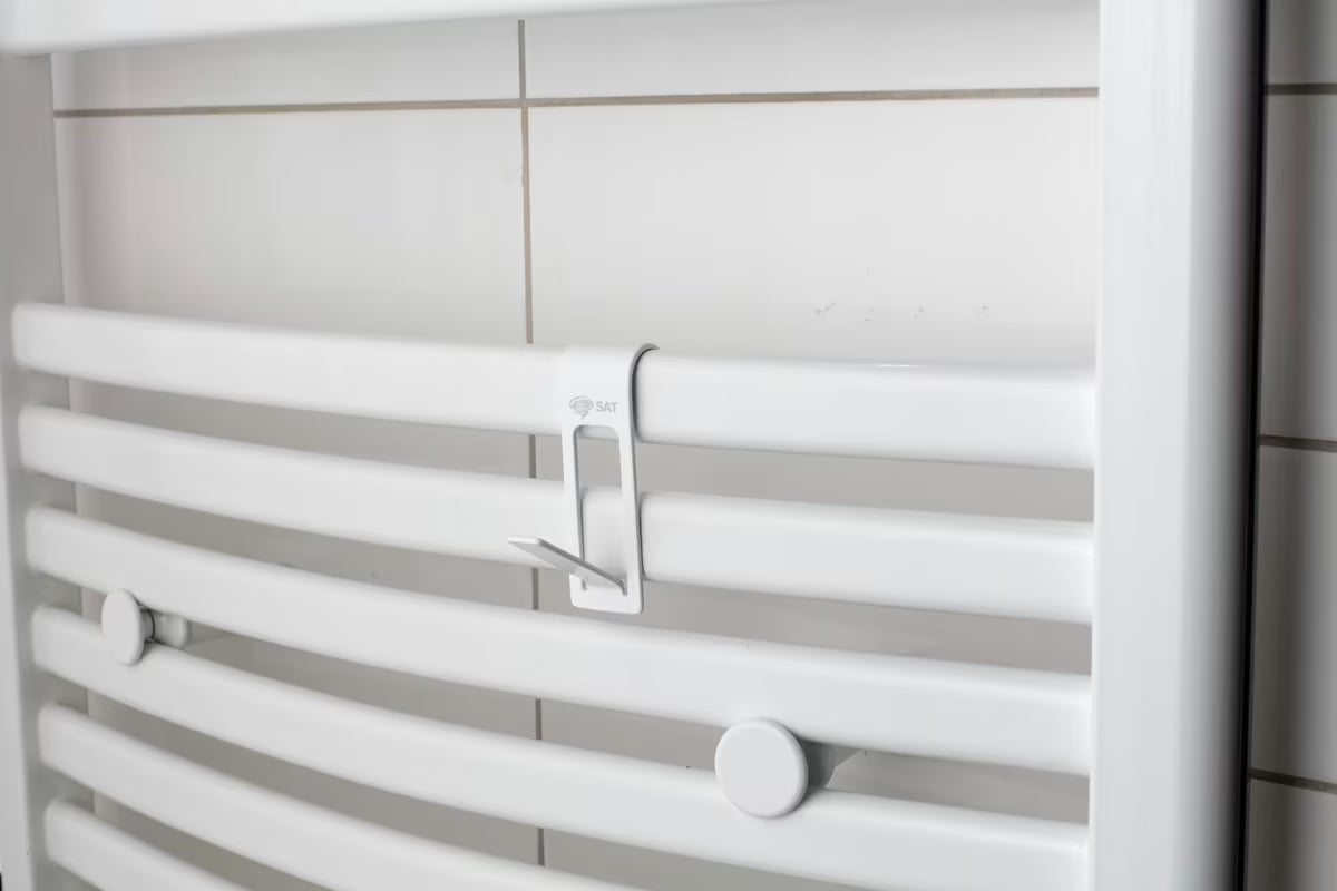 Bel kovinski kavelj SAT za radiator iz nerjavečega jekla pro za obešanje in sušenje stvari