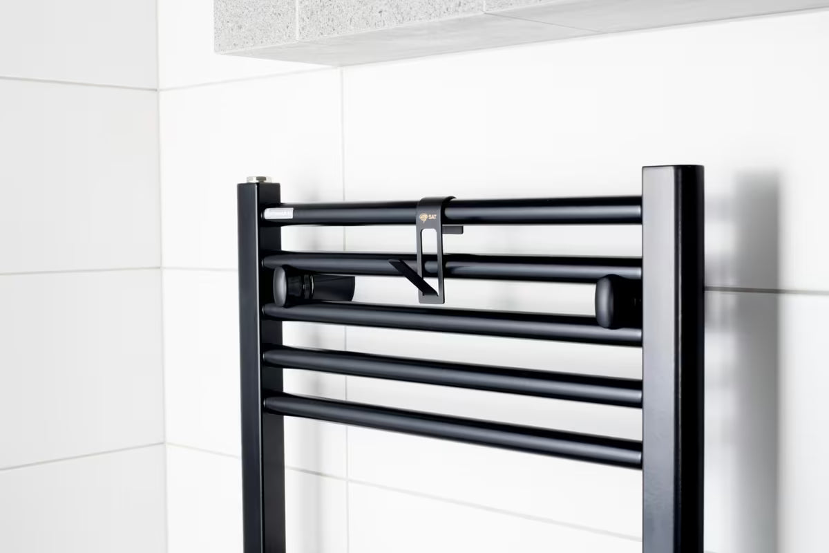 Črn mat kovinski viseči kavelj SAT za radiator pro za sušenje brisač in obutve