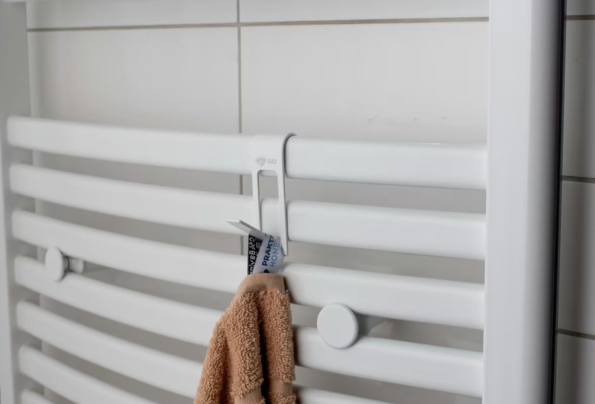 Bel kovinski kavelj SAT za obešanje na kopalniški radiator