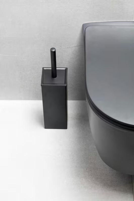 Samostoječi črna WC ščetka SAT z minimalističnim dizajnom in silikonsko krtačo