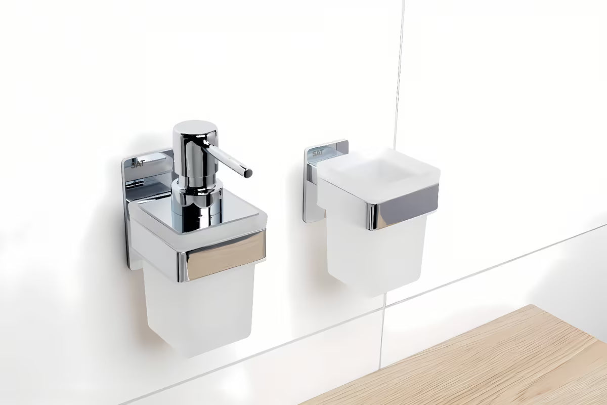 Kromirani dozirnik za milo SAT od nehrđajućeg čelika pro montaža lijepljenjem bez bušenja.