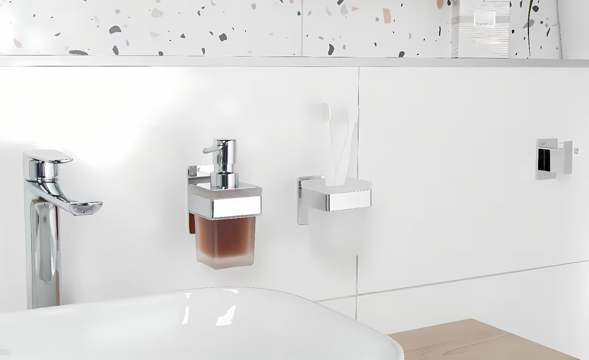 Kromirani dozirnik za milo SAT od nehrđajućeg čelika pro montaža lijepljenjem bez bušenja.