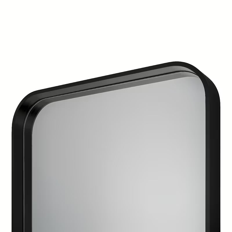 Pravokotno kopalniško ogledalo SAT 60x80 cm s črnim aluminijastim okvirjem, primerno za navpično ali vodoravno namestitev.