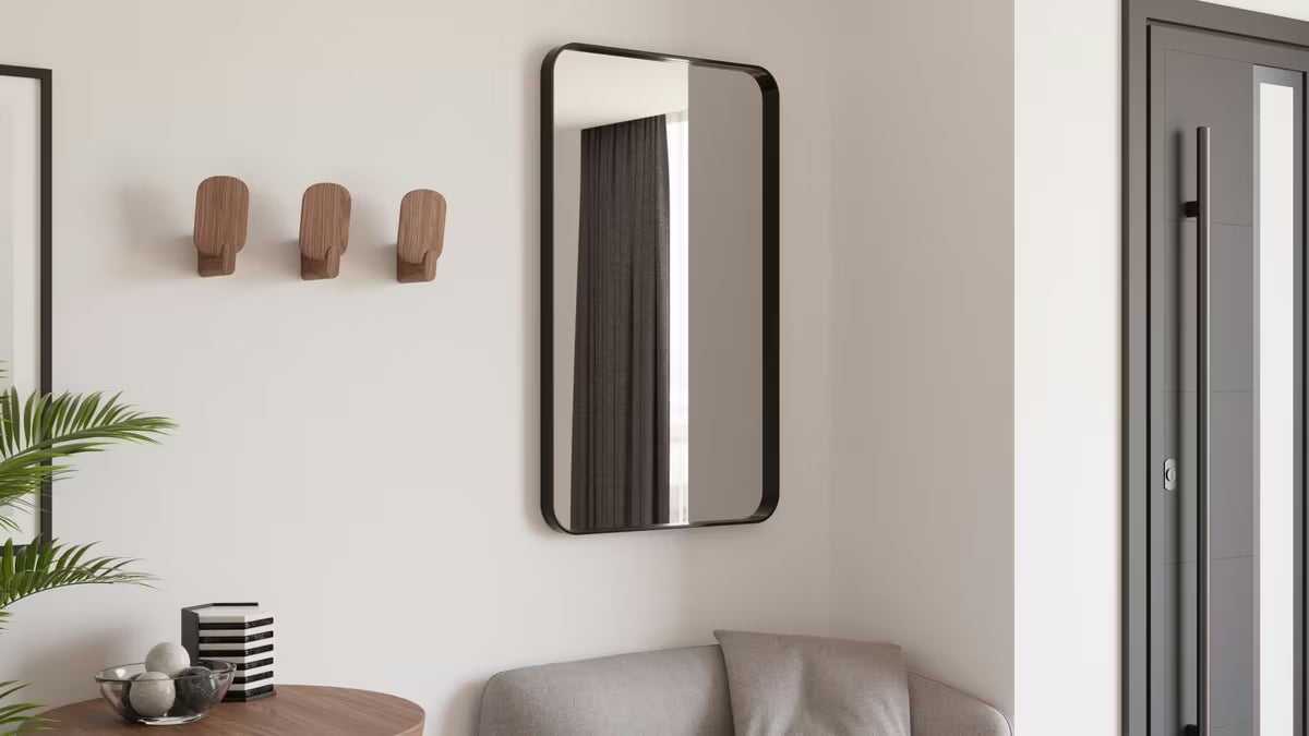 Pravokotno kopalniško ogledalo SAT 60x80 cm s črnim aluminijastim okvirjem, primerno za navpično ali vodoravno namestitev.