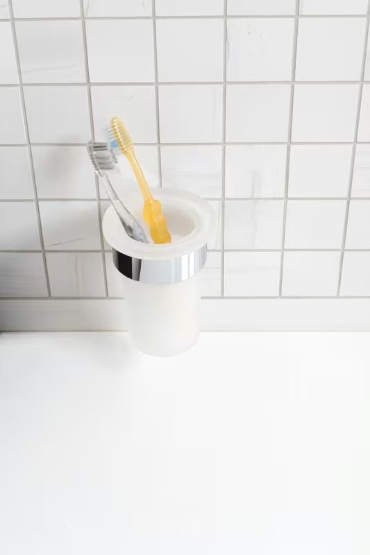 Stenski držalo za kozarec SAT Simply R u krom izvedbi s mat staklom.