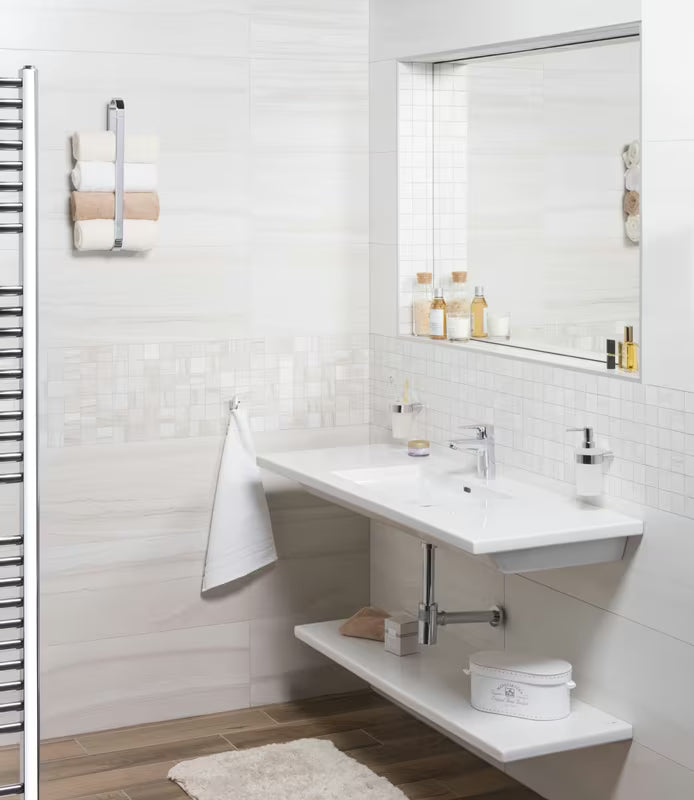 Stenski držalo za kozarec SAT Simply R u krom izvedbi s mat staklom.