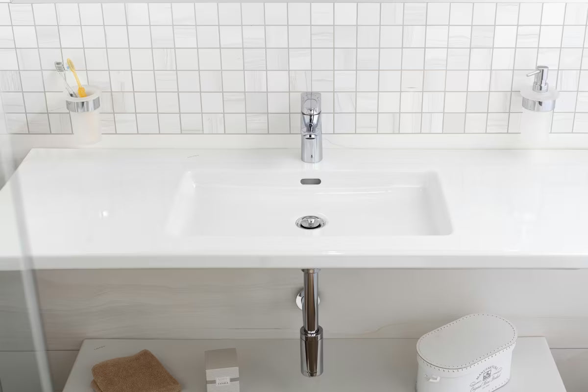 Stenski držalo za kozarec SAT Simply R u krom izvedbi s mat staklom.