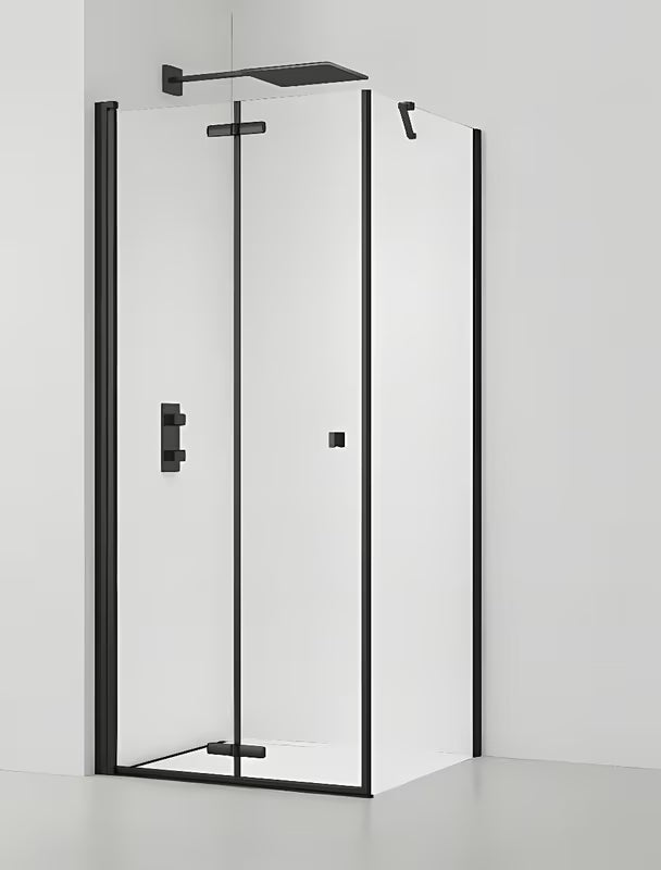 Kvadratna tuš kabina SAT Sk 100x100 cm u crnoj izvedbi s prozirnim staklom i preklopnim vratima.