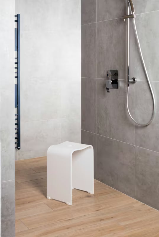 Bijeli samostoječi sedež za tuš SAT od plastike pro za udobnije i sigurnije tuširanje.