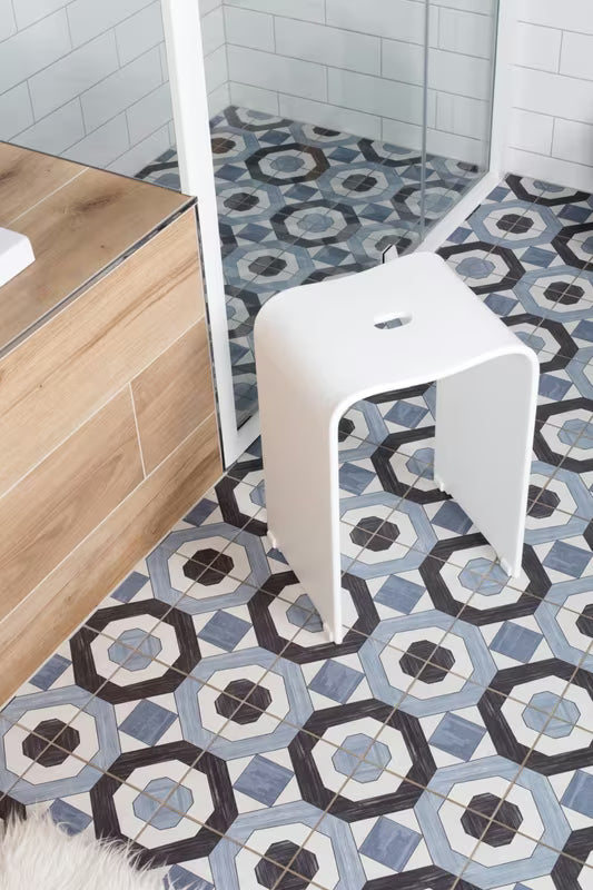 Bijeli samostoječi sedež za tuš SAT od plastike pro za udobnije i sigurnije tuširanje.