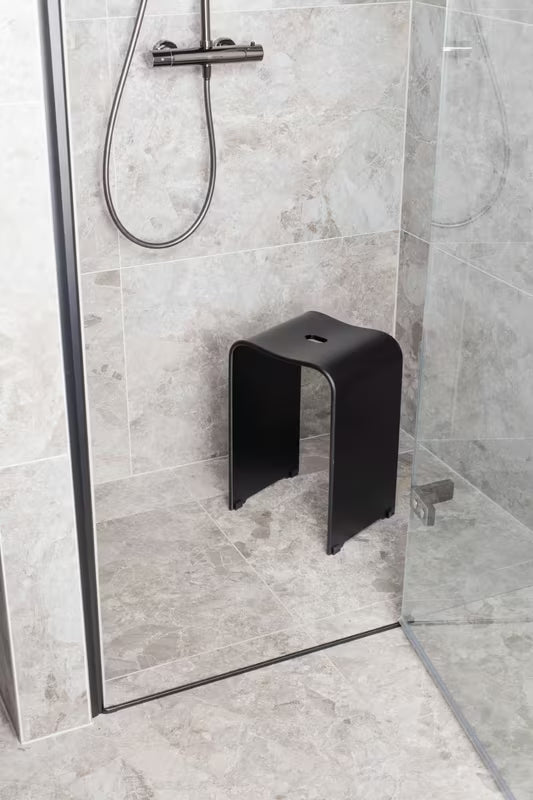 Crni sedež za tuš SAT od akrila s otvorom u sjedalu pro lakšeg rukovanja