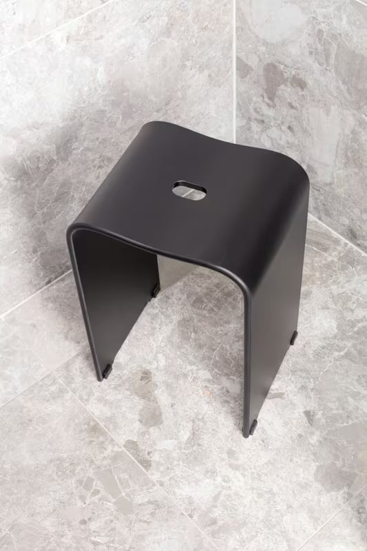 Crni sedež za tuš SAT od akrila s otvorom u sjedalu pro lakšeg rukovanja