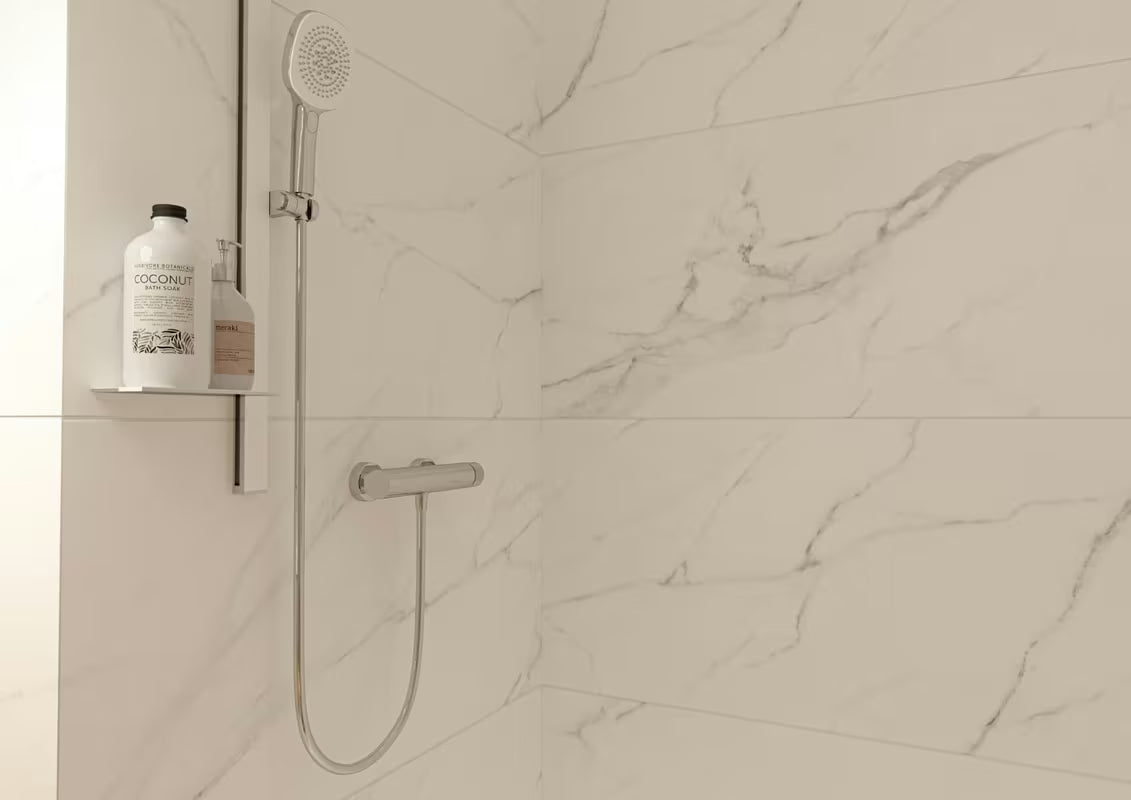 Tuš set SAT u izvedbi bijela/krom s polico, sa šipkom za tuš i ručnim tušem s 3 mlaza