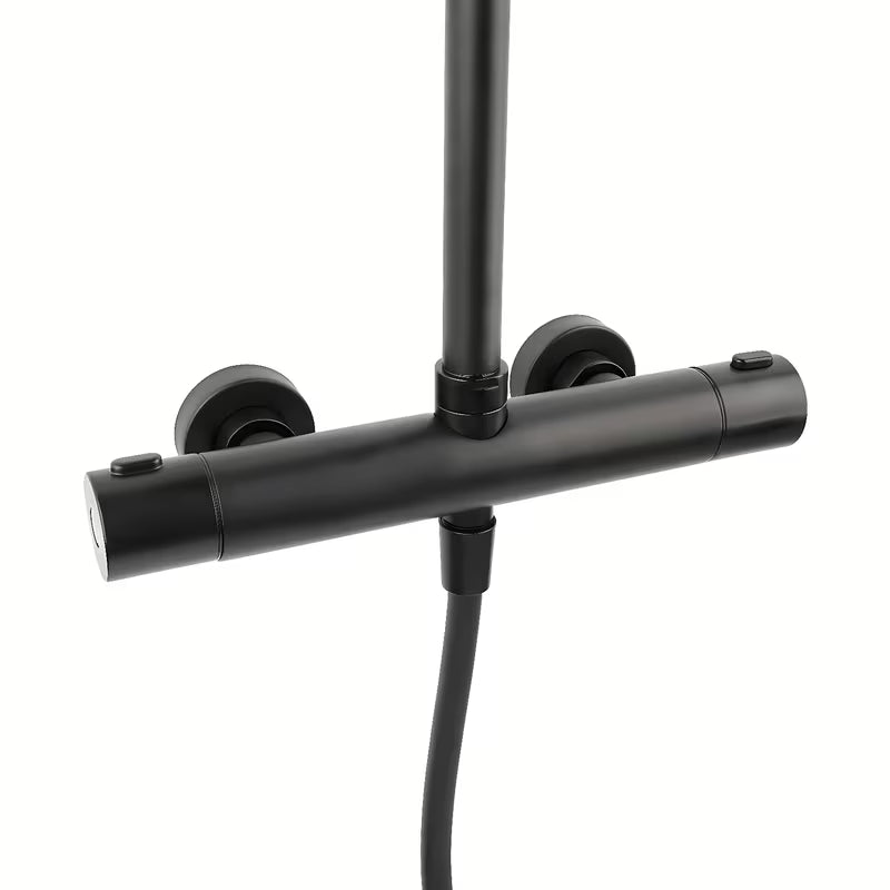 Crni tušni sistem SAT s termostatsko armaturo sa sigurnosnim graničnikom na 38 °C.