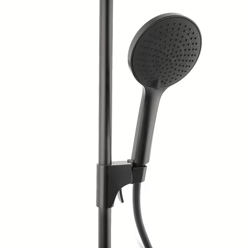 Crni tušni sistem SAT s termostatsko armaturo sa sigurnosnim graničnikom na 38 °C.