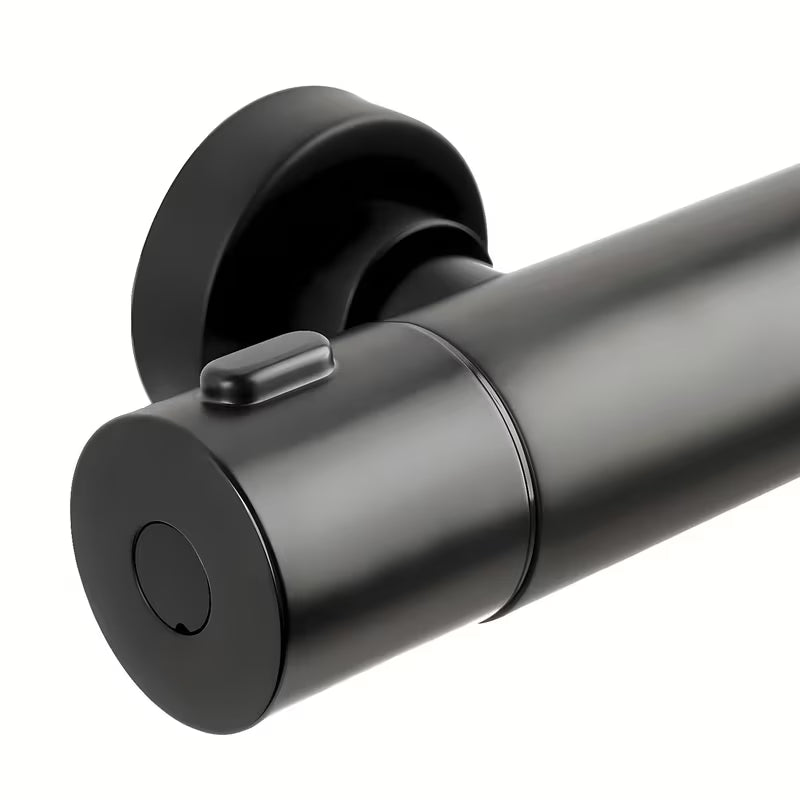 Crni tušni sistem SAT s termostatsko armaturo sa sigurnosnim graničnikom na 38 °C.