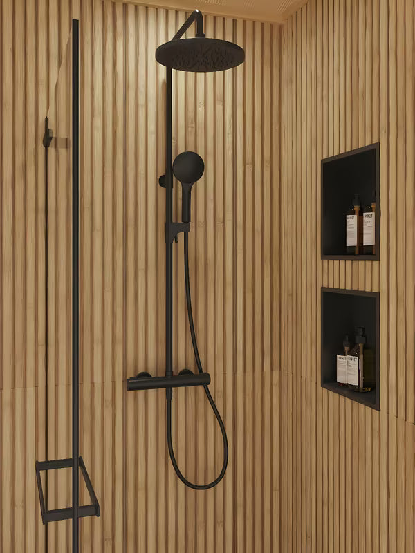 Crni tušni sistem SAT s termostatsko armaturo sa sigurnosnim graničnikom na 38 °C.