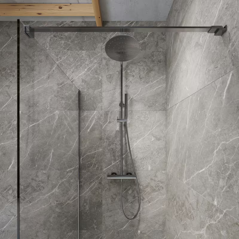 Tušni sistem SAT Dark s termostatsko armaturo u izvedbi PVD Gun Metal s nadglavnim i ručnim tušem.