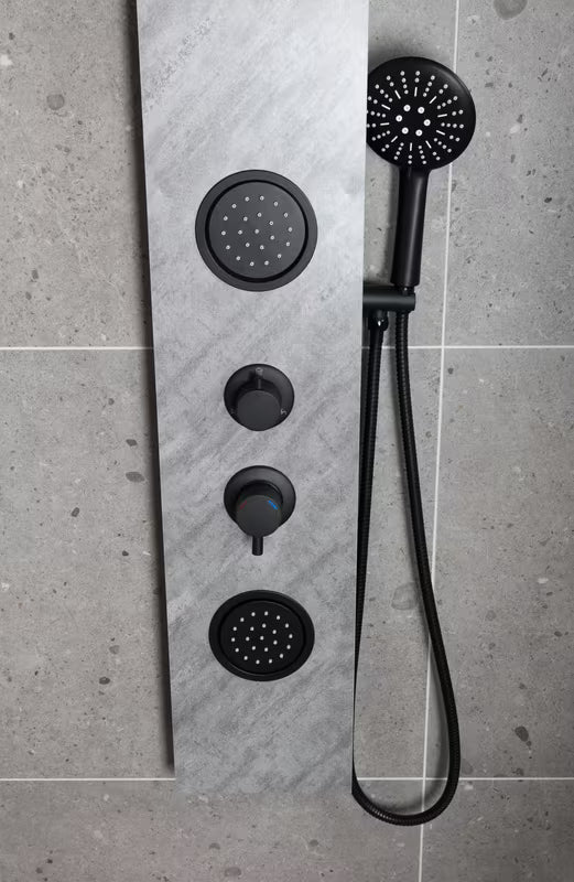 Hidromasažni tuš panel SAT Stoneshower v črni izvedbi z dekorjem kamna ter nadglavno in ročno prho.