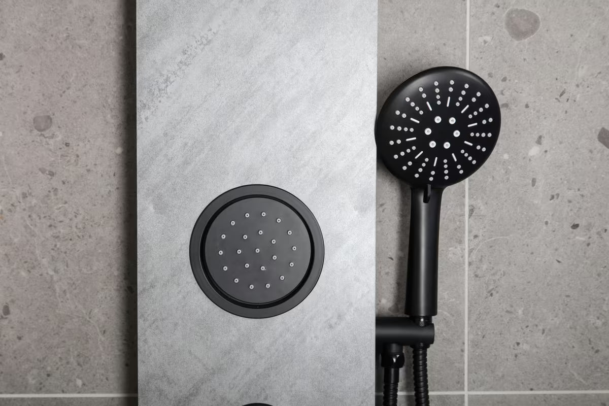 Hidromasažni tuš panel SAT Stoneshower v črni izvedbi z dekorjem kamna ter nadglavno in ročno prho.