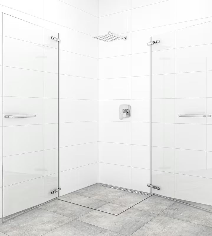 Zaokretna tuš vrata SAT Tgd New 90 cm u krom izvedbi s prozirnim sigurnosnim staklom i Easyclean premazom.