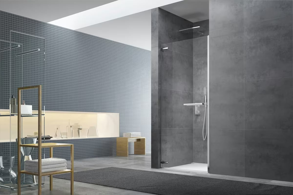 Zaokretna tuš vrata SAT Tgd New 90 cm u krom izvedbi s prozirnim sigurnosnim staklom i Easyclean premazom.