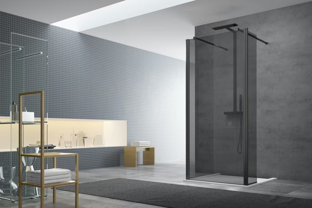 Okretna bočna stijena SAT Walk-in u crnoj izvedbi sa zatamnjenim staklom.