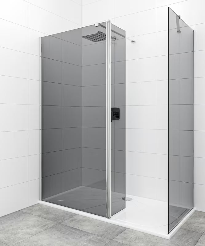 Tuš stena Walk-In SAT Walk-in 140x90 cm v sijajnem kromu z neprosojnim steklom v dimljenem videzu.