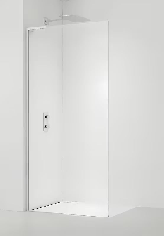 Bela tuš stena walk-in SAT Walk-in s prozornim varnostnim steklom in brezokvirno izvedbo.