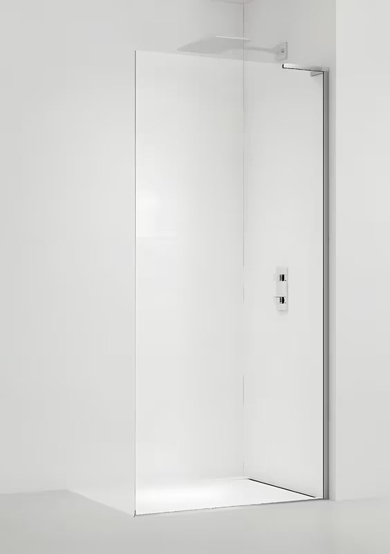 Walk-in tuš stena SAT Walk-in 90 cm v krom izvedbi s prozornim varnostnim steklom in brezokvirno zasnovo.