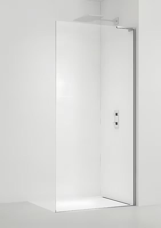 Walk-in tuš stena SAT Walk-in 90 cm v krom izvedbi s prozornim varnostnim steklom in brezokvirno zasnovo.