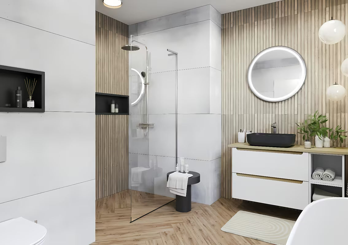 Walk-in tuš stena SAT Walk-in 90 cm v krom izvedbi s prozornim varnostnim steklom in brezokvirno zasnovo.