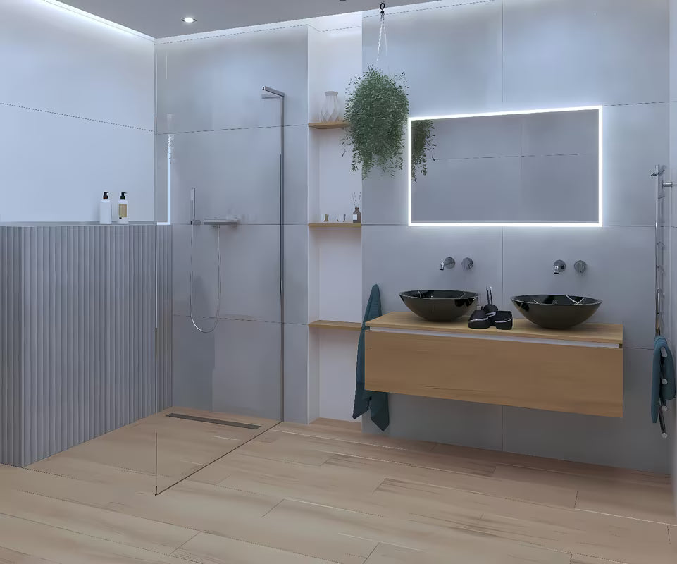 Walk-in tuš stena SAT Walk-in 90 cm v krom izvedbi s prozornim varnostnim steklom in brezokvirno zasnovo.