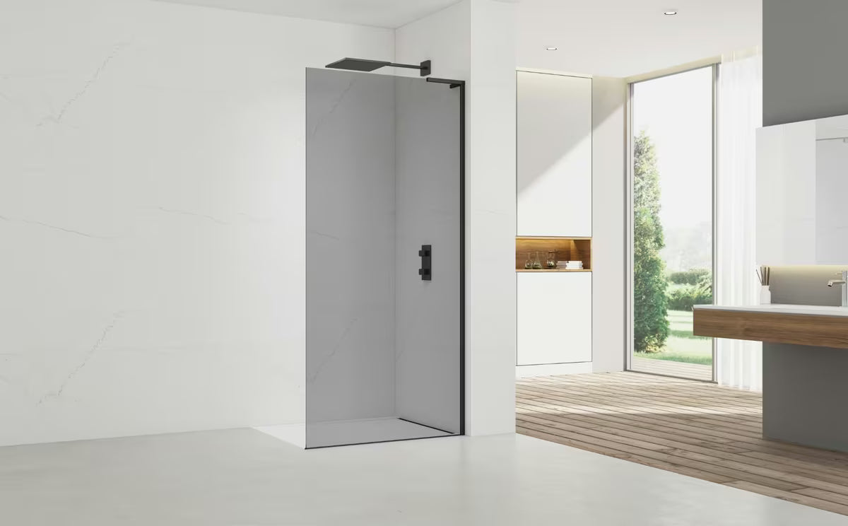 Walk-in tuš stijena SAT Walk-in 110x200 cm s dimljenim staklom i crnim mat profilima.