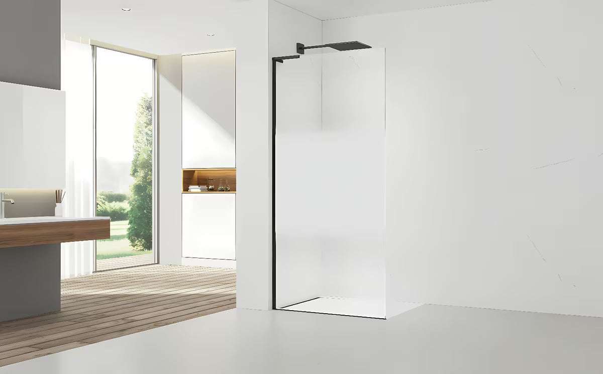 Crna walk-in tuš stijena SAT Walk-in 110 cm s prozirnim staklom, intimnom trakom i premazom Easy Clean.